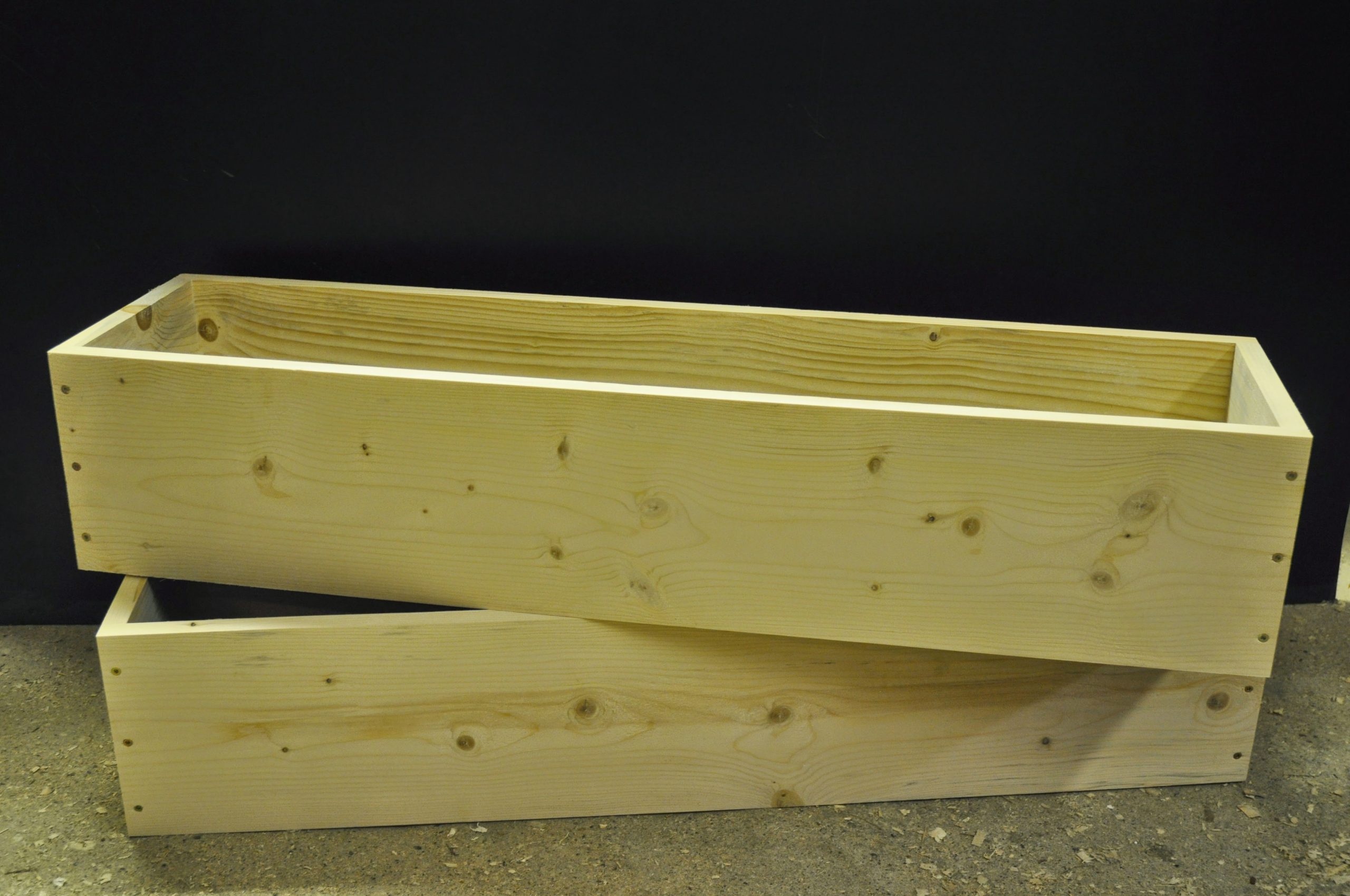 Puidust värvimata lillekast