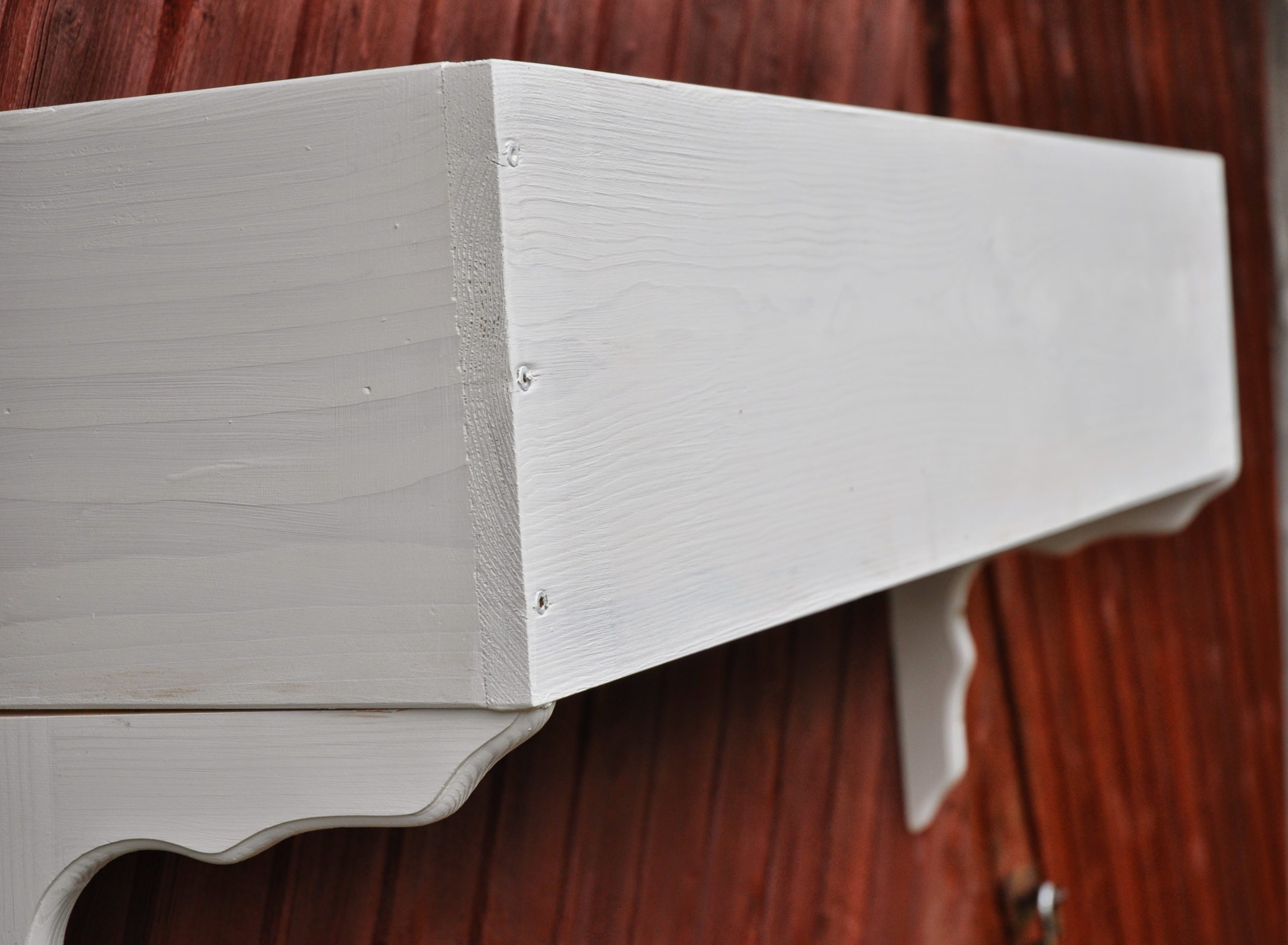 puidust värvitud lillekast