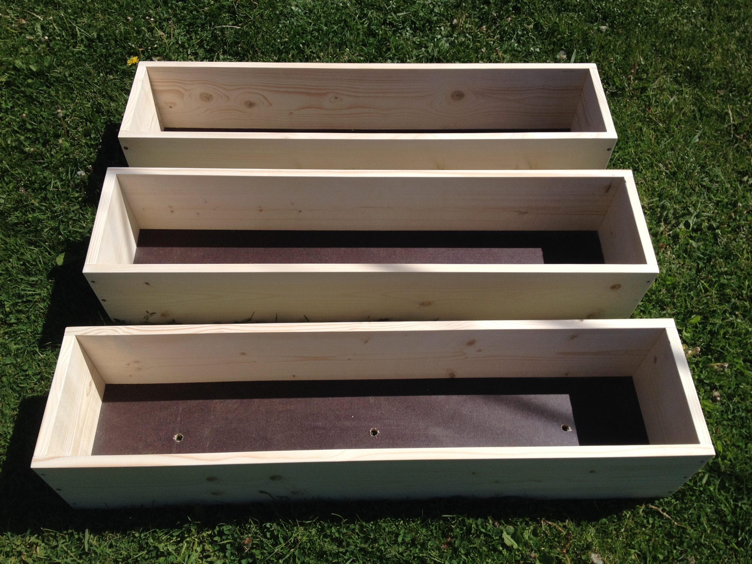 Puidust värvimata lillekast