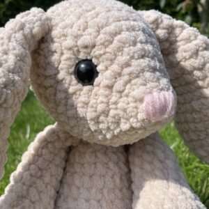 amigurumi jänes, kaisusõber, käsitöö mänguasi, kingitus lapsele